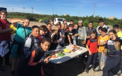 La safanòria morada, gran protagonista en la visita dels alumnes de l’IES 9 d’Octubre de Carlet