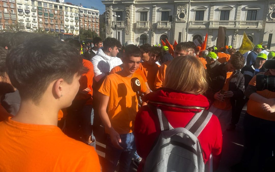 Profesores y alumnos de la EFA muestran su apoyo a los agricultores en la manifestación de Valencia