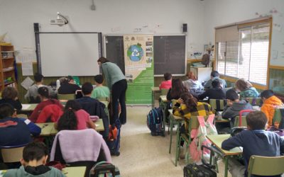 Alumnos de Algemesí aprenden sobre reciclaje en talleres impartidos por EFA La Malvesía